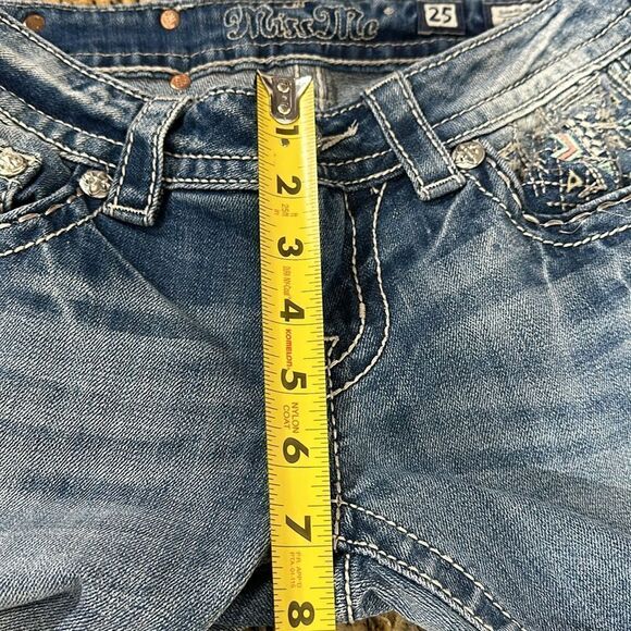 Miss Me Signature Cropped Low Rise Embroidered Jeans Capri Size 25 - Picture 8 of 8